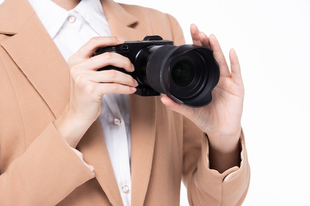Fotógrafo segurando uma câmera profissional