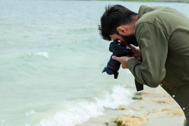 Fotógrafo segurando uma câmera