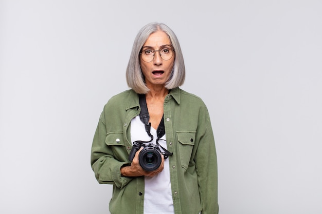 fotógrafo senior mujer