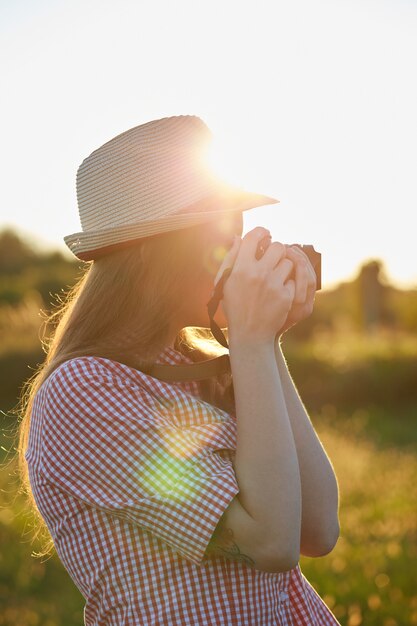 Fotógrafo de sexo femenino en el país