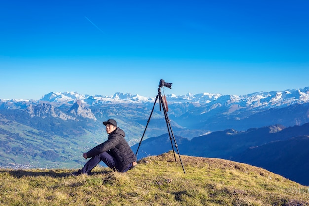 Fotógrafo de sexo masculino está disparando vista de la montaña Rigi en Suiza