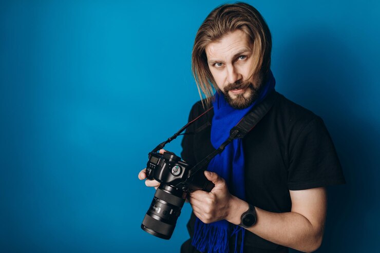 Fotógrafo sobre fondo azul.