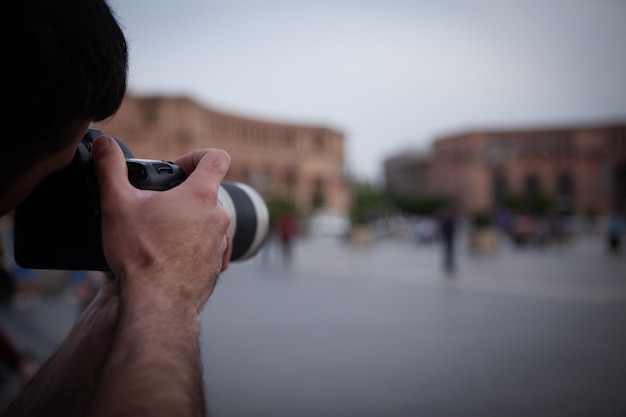 Fotógrafo sosteniendo una cámara y tomando fotografías