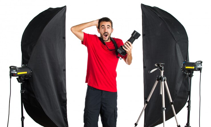 Foto fotógrafo en su estudio haciendo gesto de sorpresa.