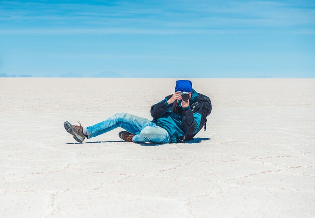 Fotógrafo tira foto em salar de uyuni