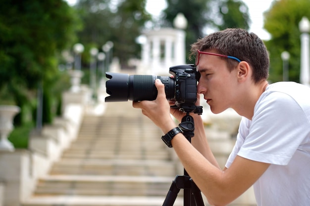 Fotógrafo tirando fotos com uma lente telefoto