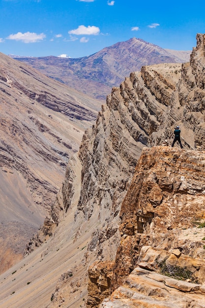 Fotógrafo tirando fotos nas montanhas do Himalaia Spiti Valley Himachal Pradesh Índia