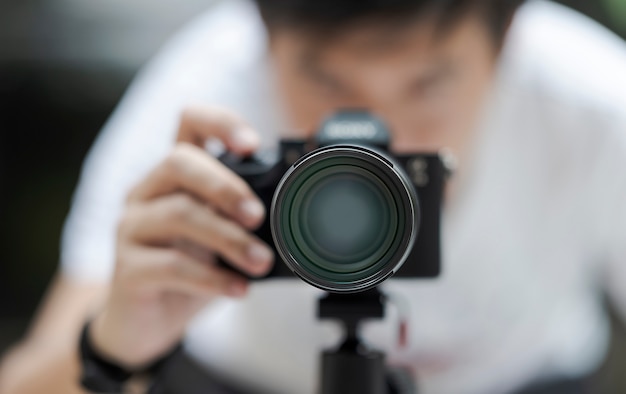 Fotógrafo tirando uma foto com sua câmera no tripé