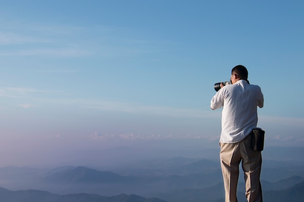 Fotógrafo tirar uma foto paisagem.