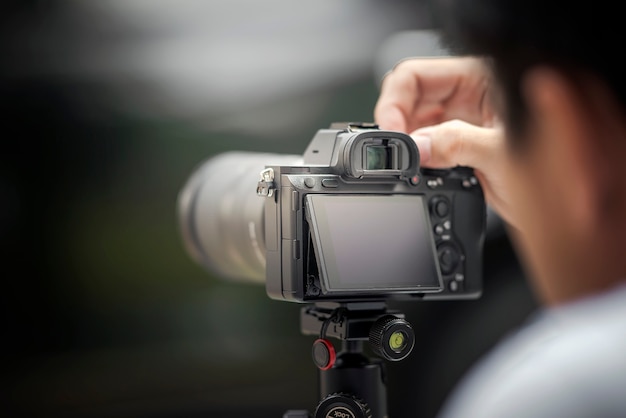 El fotógrafo toma una foto con una cámara digital