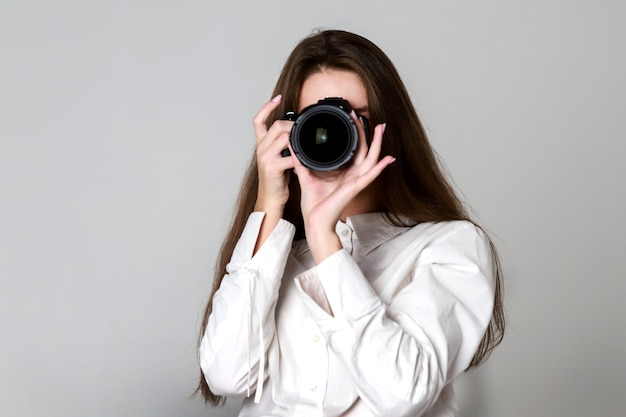 Fotógrafo toma una foto, lente, trabajo