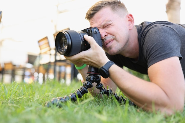 El fotógrafo toma fotografías con una cámara moderna en un trípode al aire libre fotógrafo de profesión