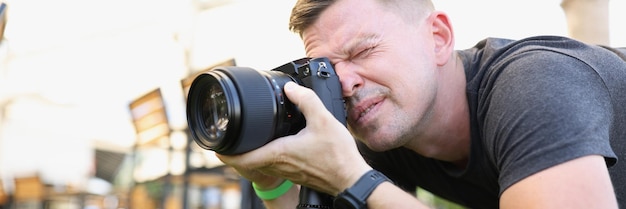 El fotógrafo toma fotografías con una cámara moderna en un trípode al aire libre fotógrafo de profesión