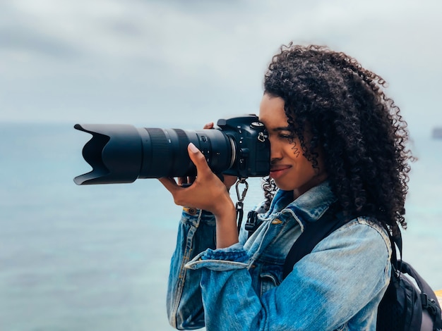 Fotógrafo tomando una foto de una costa oceánica