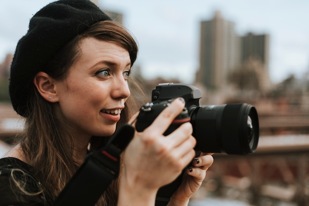 Fotógrafo tomando una foto en el puente de Brooklyn, Estados Unidos.