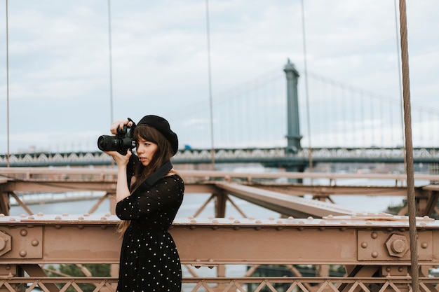 Fotógrafo tomando una foto en el puente de Brooklyn, Estados Unidos.