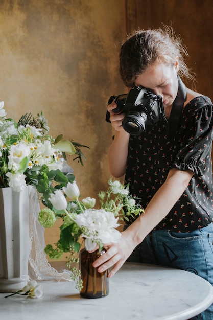 Fotógrafo tomando una foto de un ramo