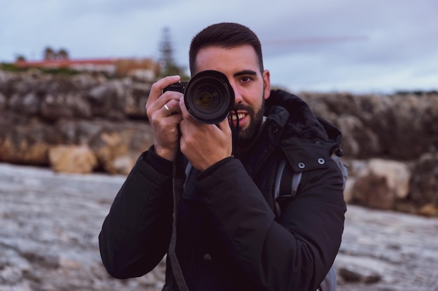 Fotógrafo tomando una foto con su cámara en Portugal