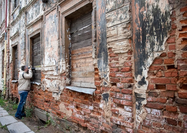 Fotógrafo tomando fotografías de los detalles de la arquitectura.