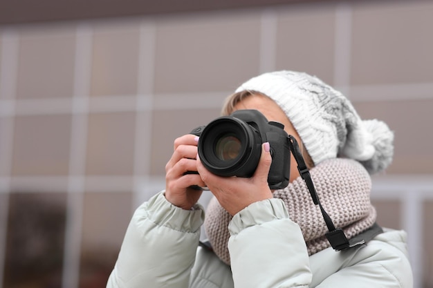 Fotógrafo tomando fotos con cámara profesional al aire libre Espacio para texto