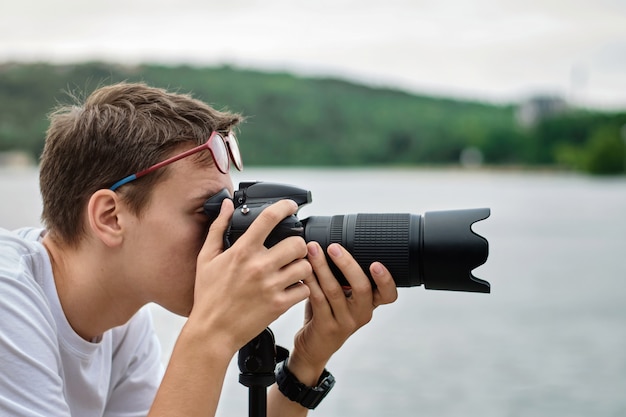 Fotógrafo tomando fotos con un teleobjetivo