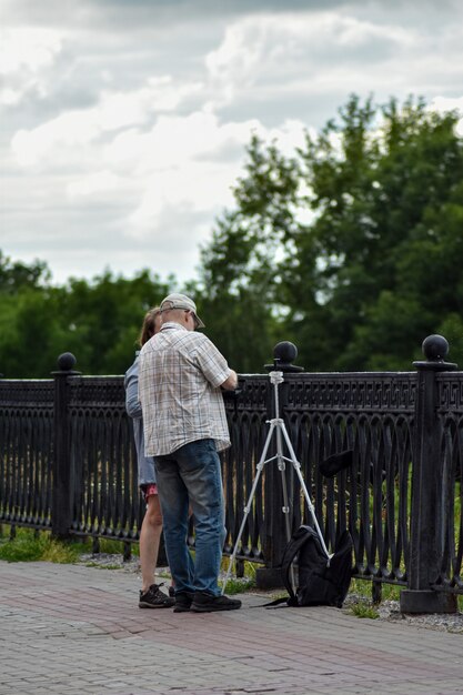 Foto fotógrafo trabaja en la calle