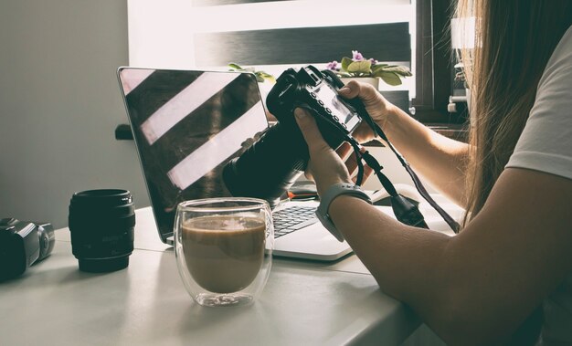 Foto fotógrafo está trabajando en su computadora portátil