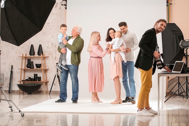 Fotógrafo trabalhando com família em estúdio