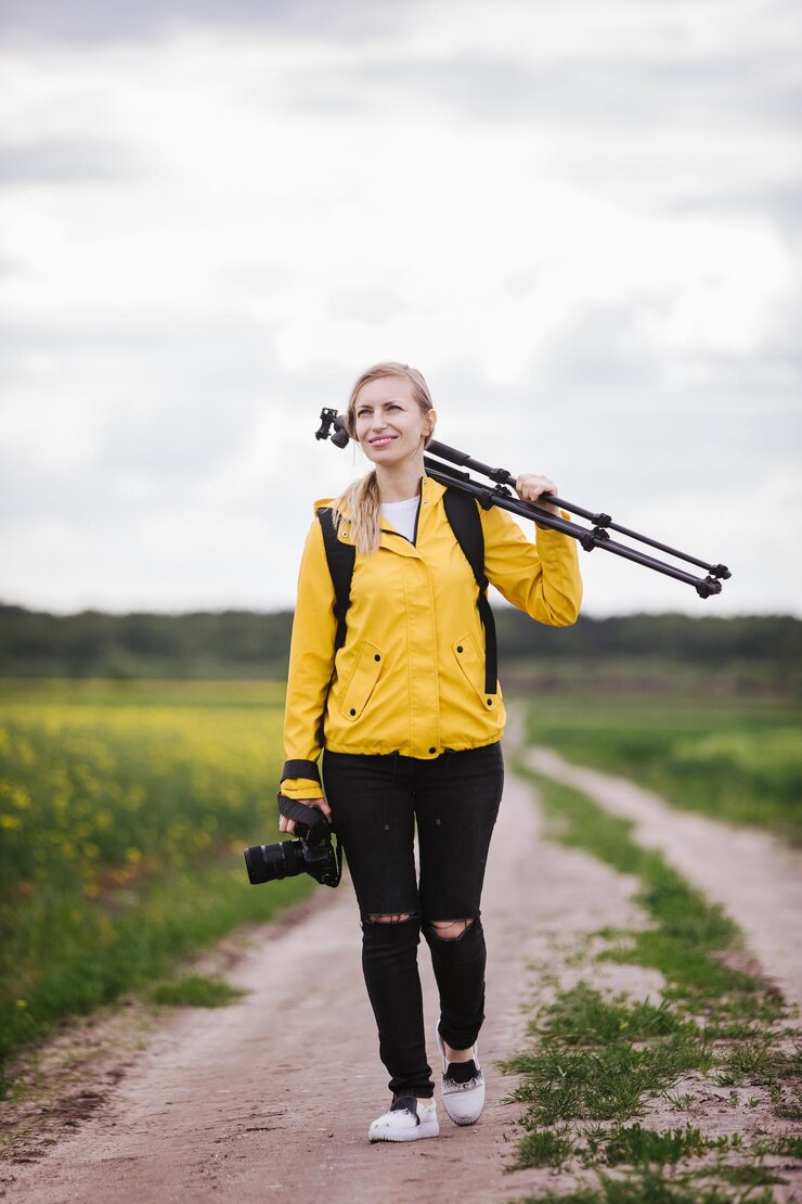 Fotógrafo con trípode y cámara al aire libre