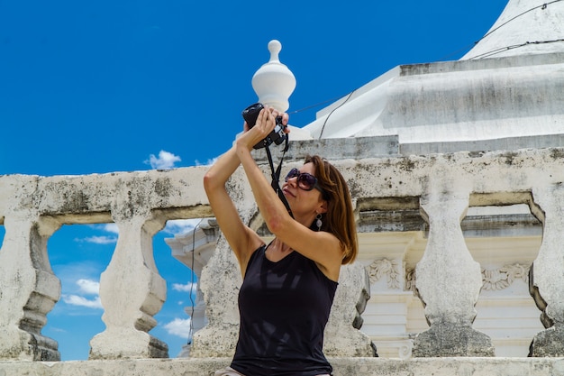 Fotógrafo turístico no telhado da catedral de Leon, Nicarágua