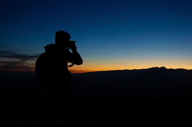 El fotógrafo viaja y fotografía hermosos paisajes