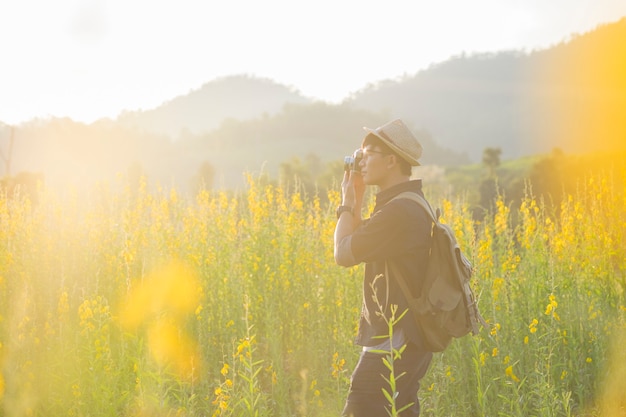 Fotógrafo viajar para tirar foto da natureza ao ar livre