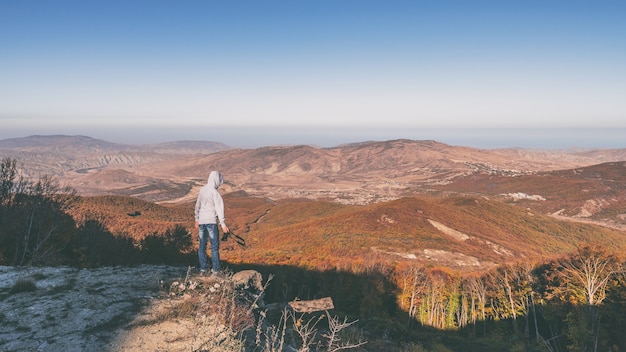 Fotógrafo de viajes en el acantilado de la montaña.