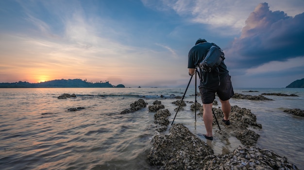 Fotógrafo con vista al mar