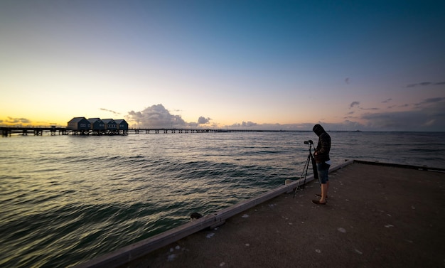 Los fotógrafos en el atardecer de tiro en el embarcadero de Busselton, Australia Occidental