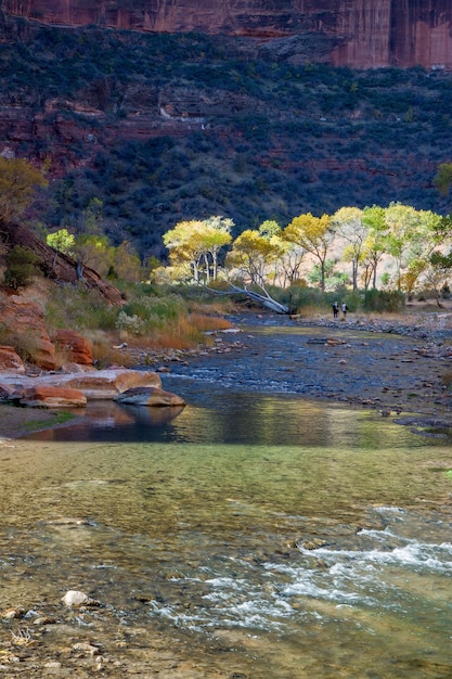 Fotógrafos caminando por el río Virgin