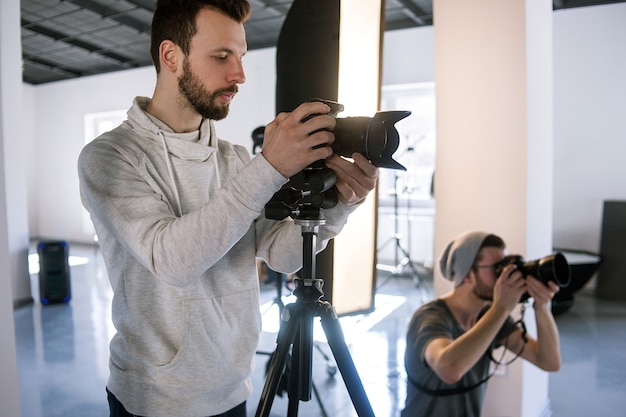 Fotógrafos creativos trabajan en estudio.