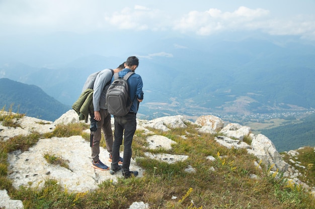 Fotógrafos con mochila y cámara digital en la naturaleza Viajes Estilo de vida activo