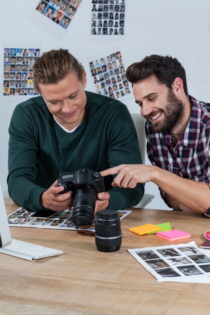 Fotógrafos que revisan fotos capturadas en una cámara digital