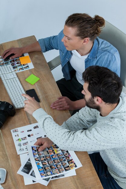 Foto fotógrafos trabajando juntos en el escritorio