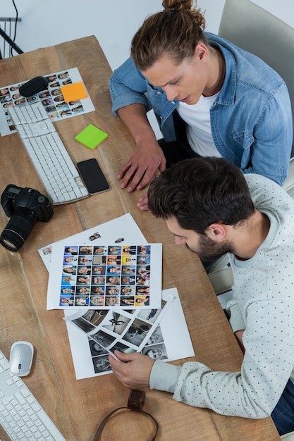 Fotógrafos trabalhando juntos na mesa