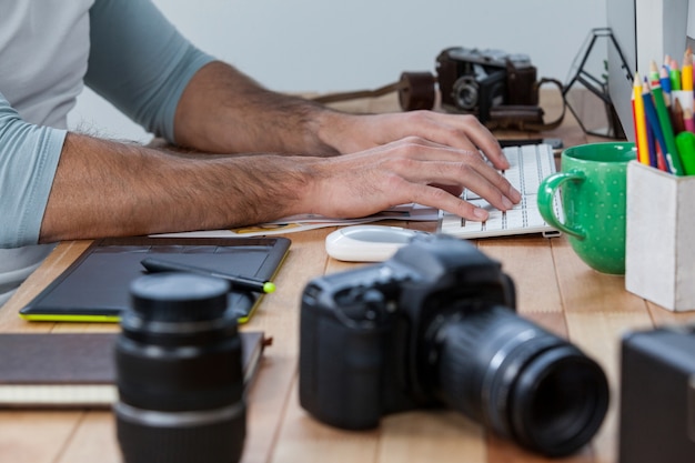 Fotógrafos, trabalhando na mesa