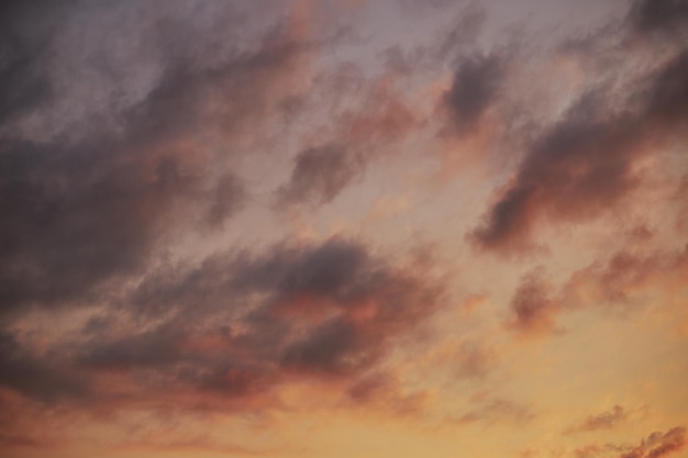 Fotograma completo de hermoso cielo con nubes al atardecer en colores cálidos