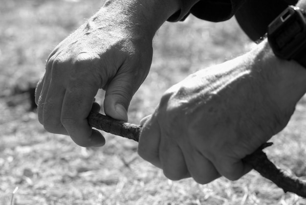 Fotohände der Männer, die gerade arbeiten