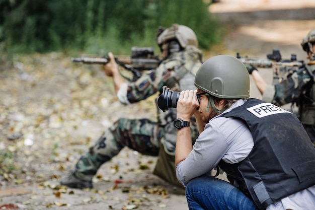 Fotojournalist, der den Kriegskonflikt dokumentiert