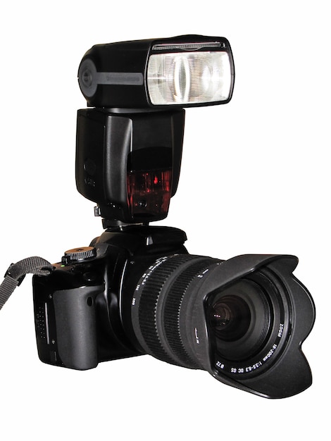 Fotokamera mit Fotoblitz auf weißem Hintergrund