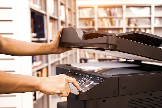 Fotokopierer Drucker Nahaufnahme Hand Büromann drücken Sie die Kopiertaste auf dem Bedienfeld, um den Kopierer oder das Fotokopiergerät zum Scannen von Dokumenten oder zum Drucken von Papier oder zum Xeroxieren eines Blattes zu verwenden