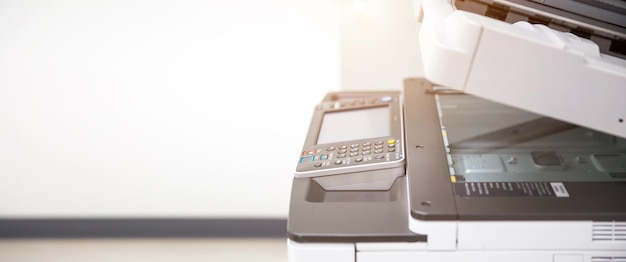 Fotokopierer-Drucker Schließen Sie den Bürogeräte-Arbeitsplatz des Kopierers oder Fotokopiergeräts zum Scannen oder Scannen von Dokumenten und zum Drucken oder Kopieren von Papierduplikaten und Xerox