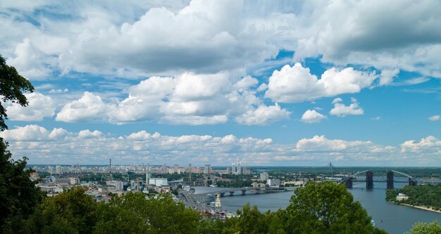 Fotolandschaft von Kiew und vom Fluss Dnjepr auf Hintergrundhimmel mit Wolken