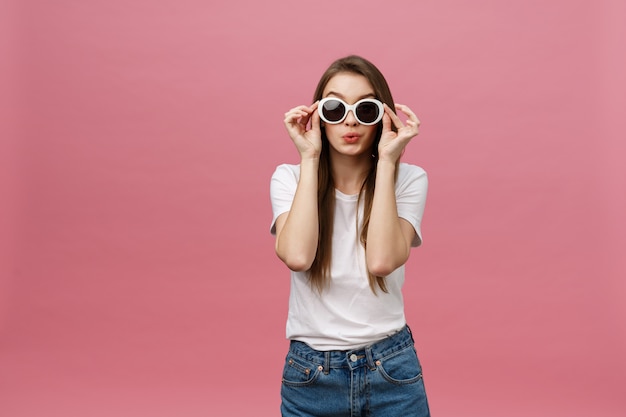 Fotonahaufnahme der hübscher Frau mit langer Frisur modische Sonnenbrille tragend